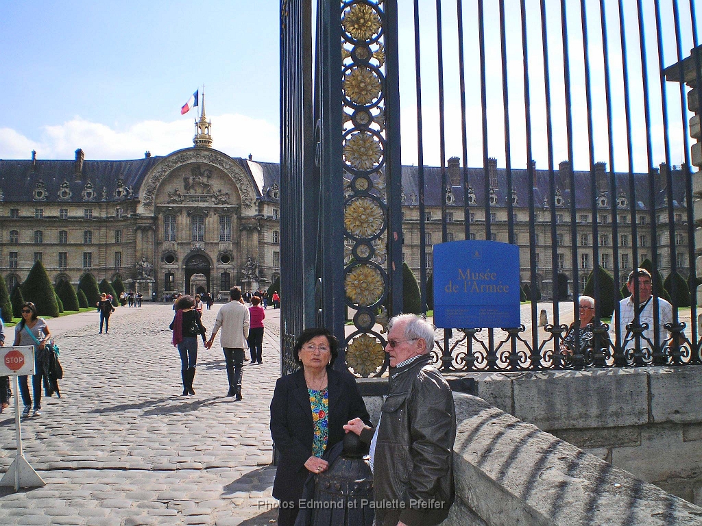 Musee de l armee 6.jpg - Paulette et Edmond devant l'entrée du Musée de l'Armée. Septembre 2013.        